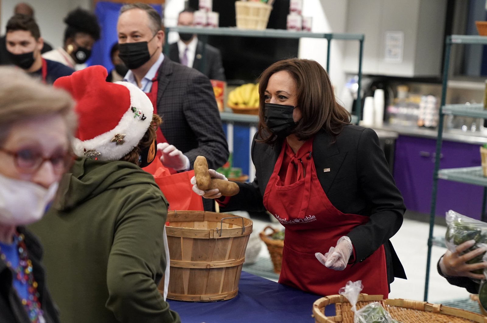 Vice President Kamala Harris and Second Gentleman Doug Emhoff hand out potatoes and onions at Martha&#039;s Table, in Washington, D.C., Dec. 22, 2022. (EPA File Photo)