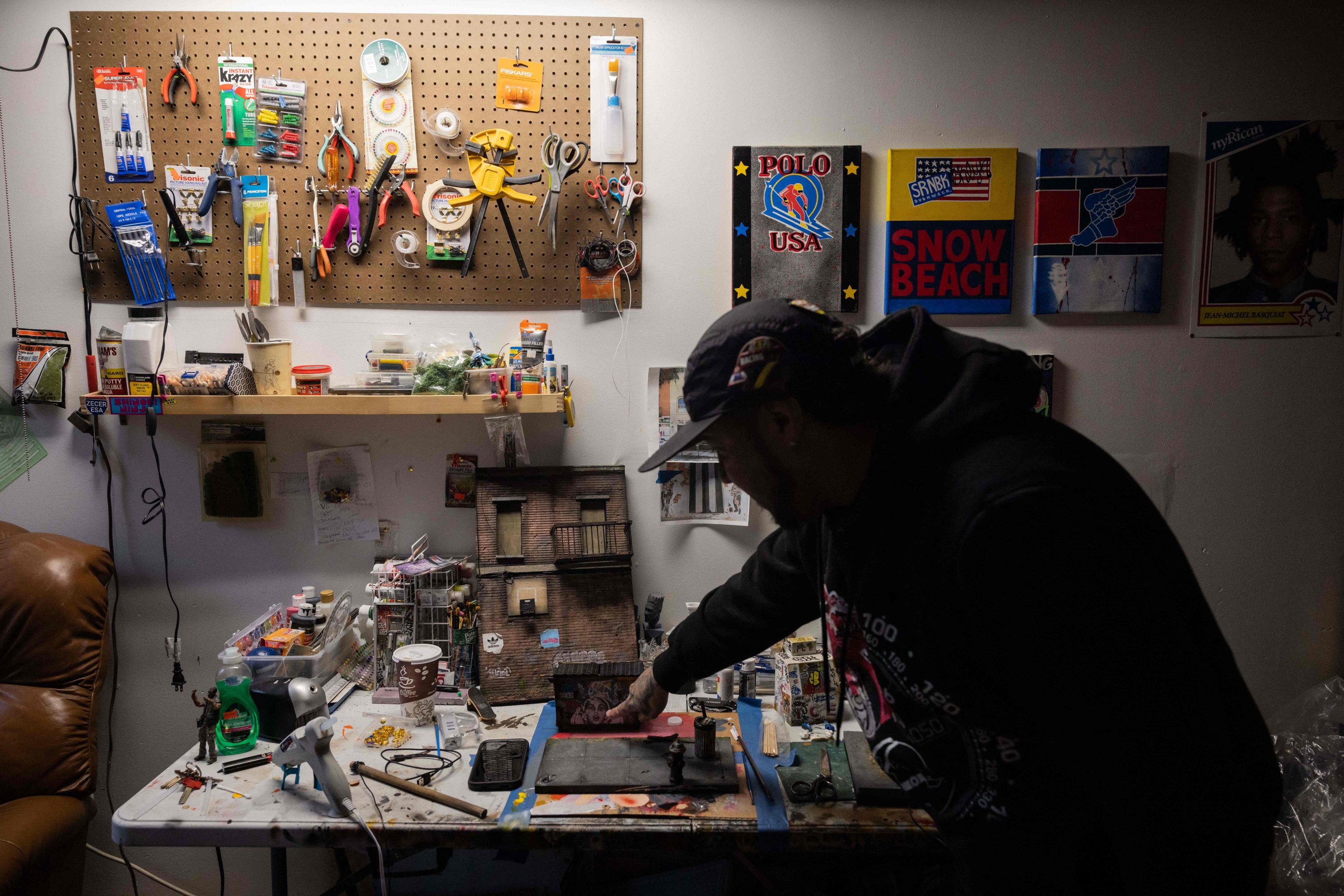 Danny Cortes, seorang seniman miniatur jalanan, berbicara tentang miniatur tempat sampahnya di studionya di wilayah Brooklyn di New York City, AS, 19 Desember 2022. (Foto AFP)