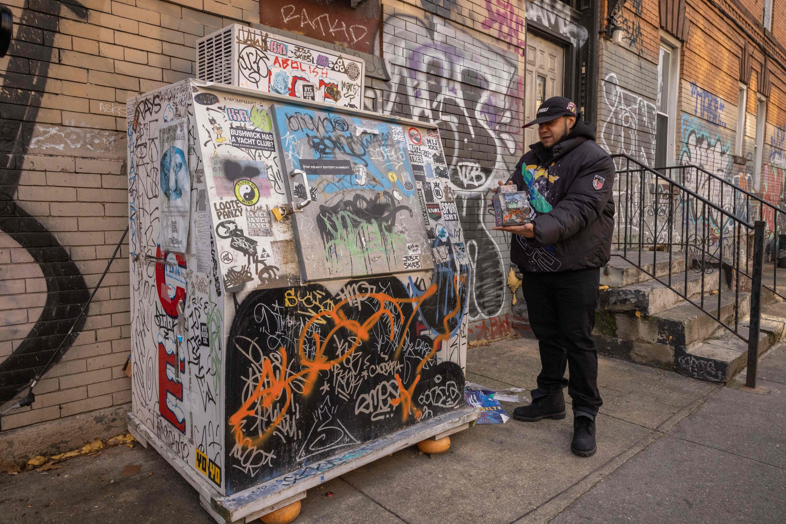 Danny Cortes, seniman miniatur jalanan, menunjukkan miniatur kotak esnya di wilayah Brooklyn, New York City, AS, 19 Desember 2022. (Foto AFP)