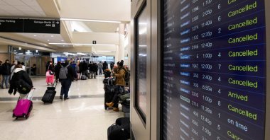 Passengers arrive for their flight on Southwest Airlines as flight cancellations mount during a cold weather front as a weather phenomenon known as a bomb cyclone hits the Upper Midwest, at Midway International Airport in Chicago, Illinois, U.S., Dec. 22, 2022. (Reuters Photo)
