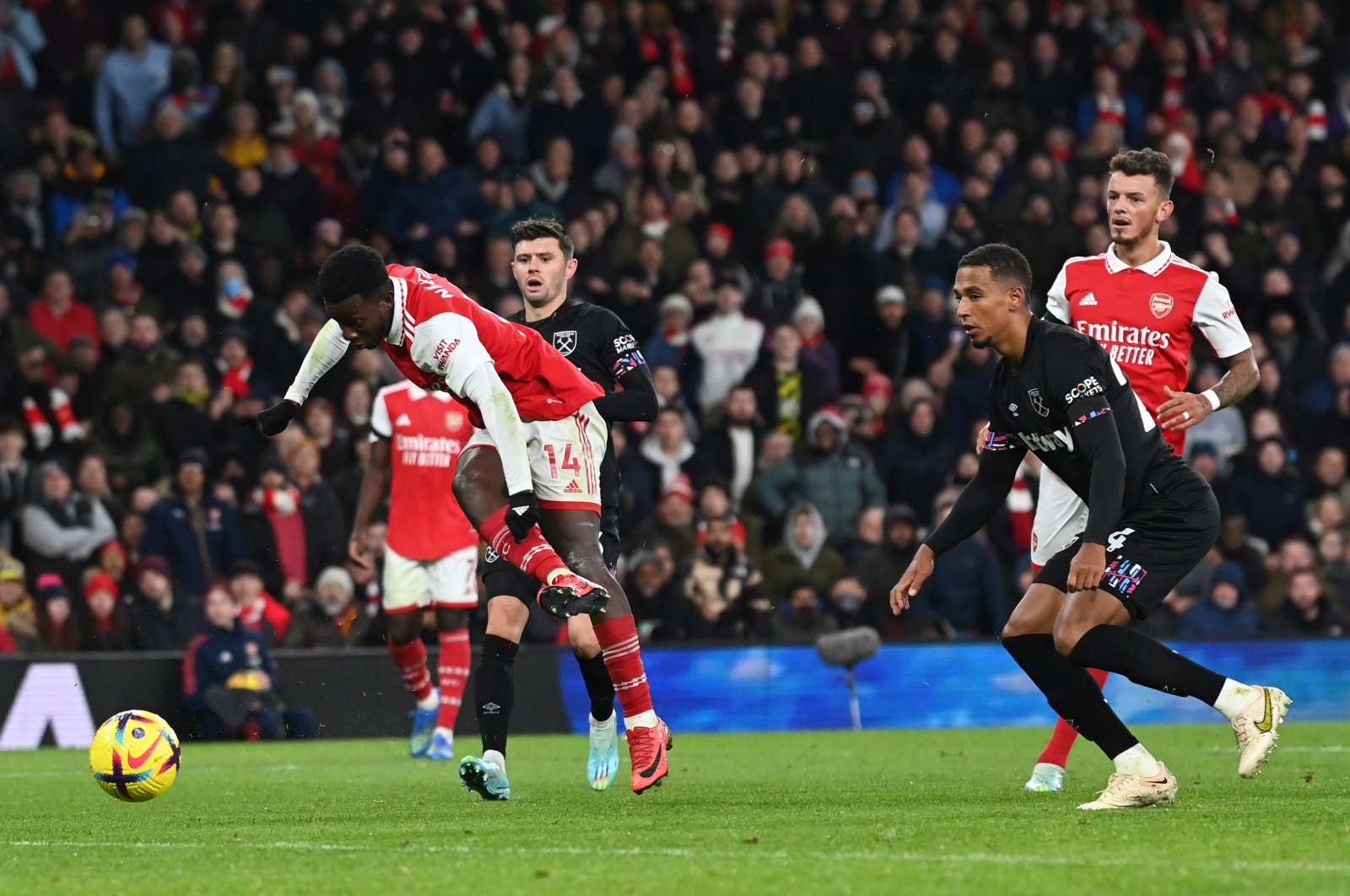 Arsenal&#039;s Eddie Nketiah (L) scores the 3-1 goal during the English Premier League match between Arsenal Football Club and West Ham United, London, Britain, Dec. 26 2022. (EPA Photo)