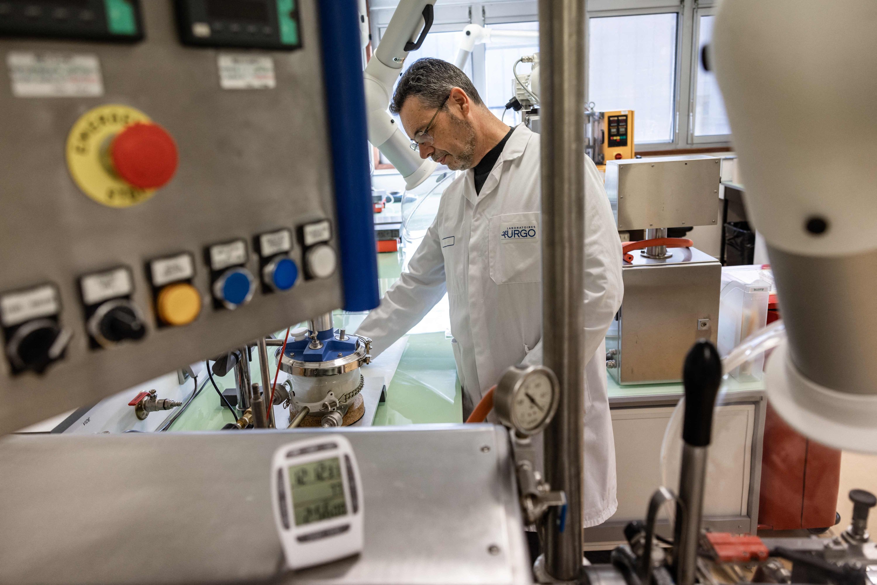 Bir operatör, 16 Aralık 2022, Chenove, Fransa'daki Urgo tesisindeki Genesis projesinin bir parçası olarak bir laboratuvarda iyileştirici polimerleri karıştırıyor. (AFP Fotoğrafı)