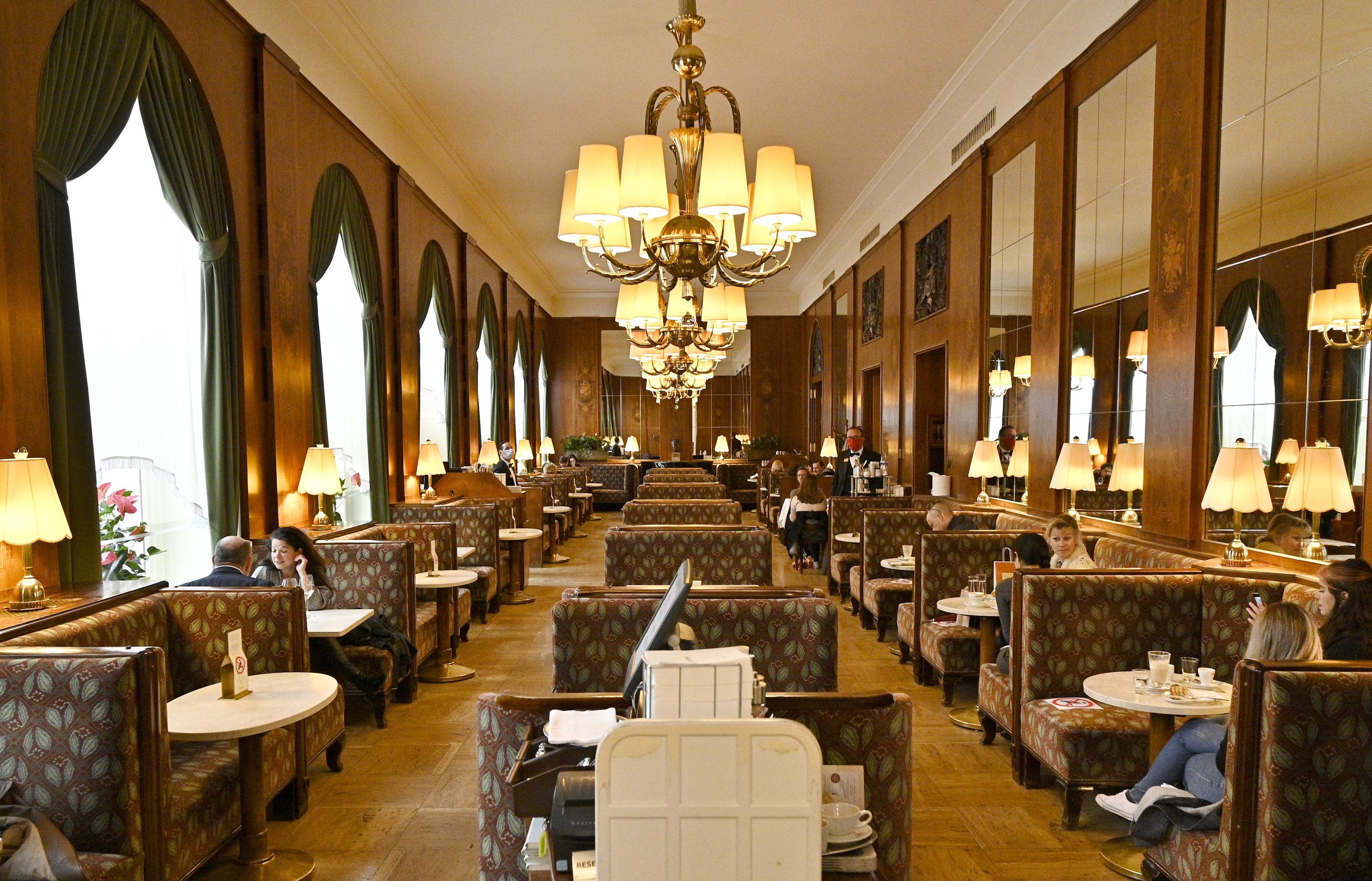 Cafe Landtmann yang bersejarah di Wina berasal dari masa Pameran Dunia Wina pada tahun 1873, Wina, Austria, 15 Mei 2020. (Foto dpa)