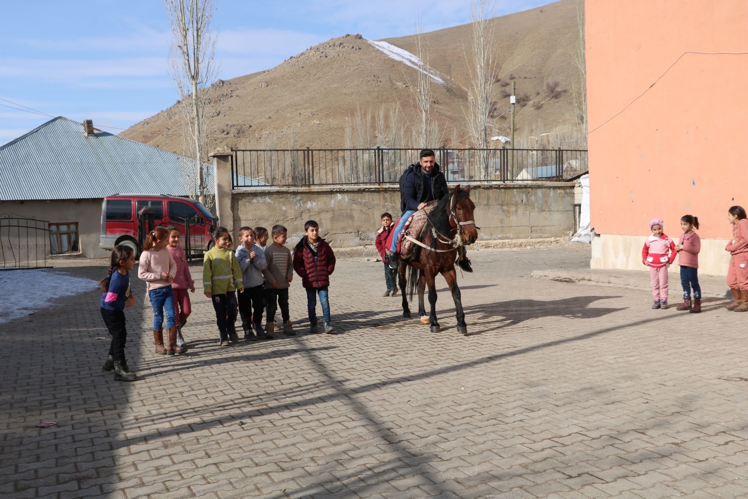 Siswa menyambut guru mereka dengan menunggang kuda di sekolah, di Hakkari, Türkiye tenggara, 28 Desember 2022. (Foto DHA) 