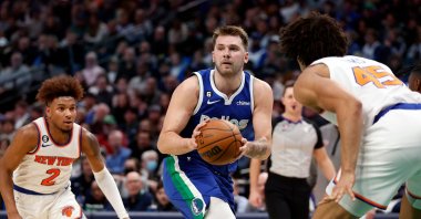 Dallas Mavericks' Luka Doncic passes the ball against the New York Knicks in the second half at American Airlines Center. Dallas, US., Dec. 27, 2022. (AFP Photo)