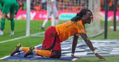 Bafetimbi Gomis of Galatasaray celebrates after scoring the team's second goal during the Süper Lig match between Galatasaray and Istanbulspor AS at the NEF Stadyumu, Istanbul, Türkiye, Dec. 25, 2022. (Getty Images Photo)