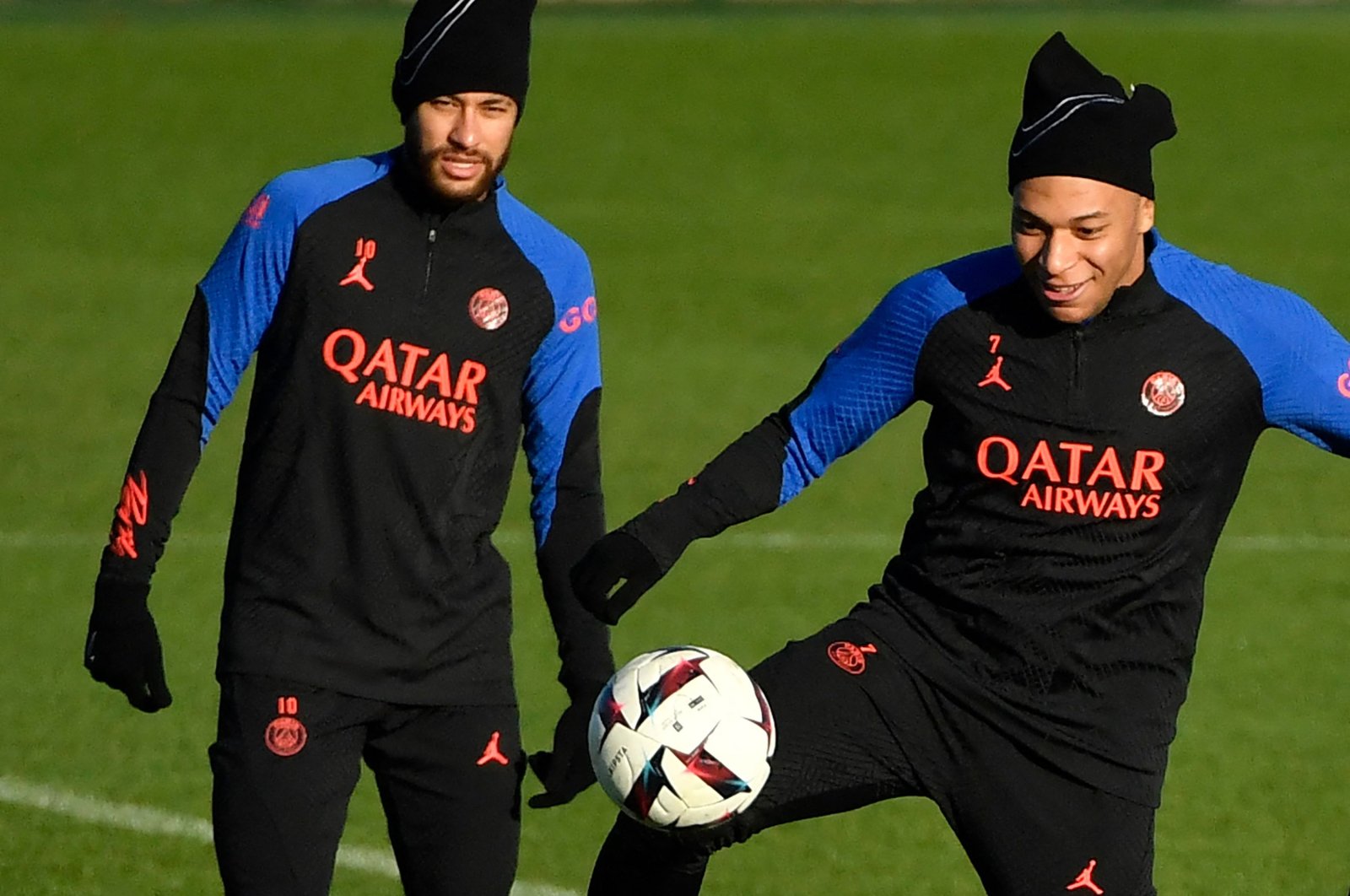 Brazilian forward Neymar and French forward Kylian Mbappe at a training session at the club&#039;s "Camp des Loges" training ground in Saint-Germain-en-Laye, in Paris, France, Dec. 27, 2022. (AFP Photo)