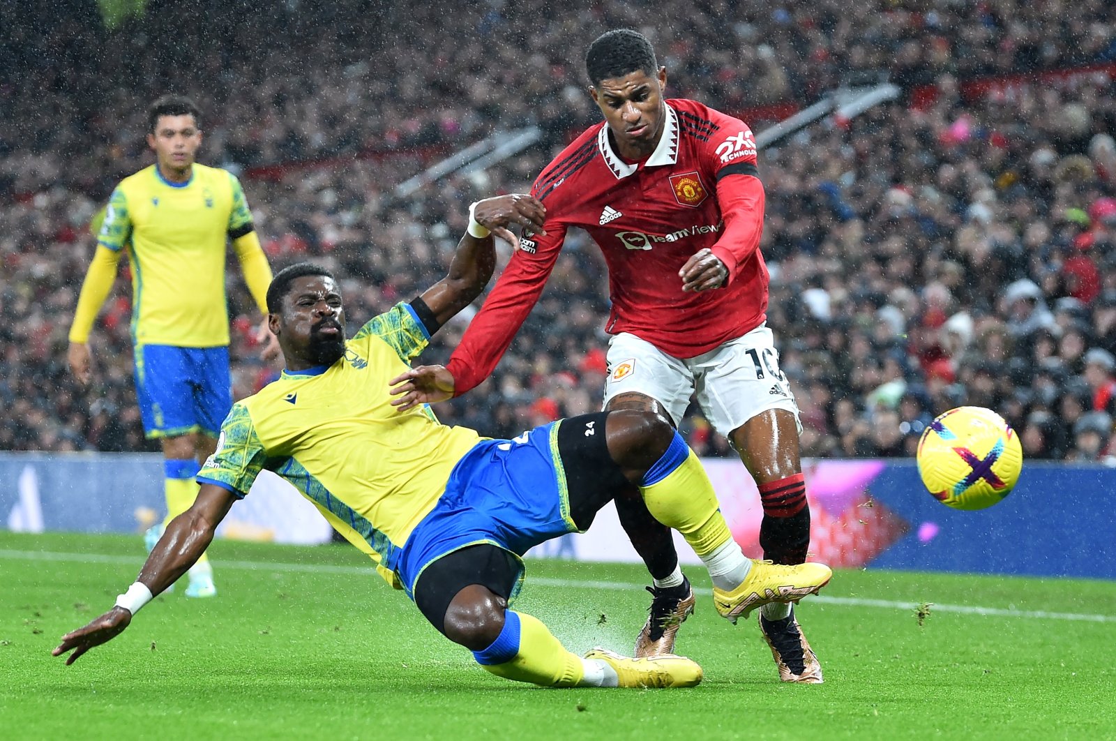 Marcus Rashford (R) in action against Serge Aurier during an EPL match between Manchester United and Nottingham Forest, Manchester, UK, Dec. 27 2022. (EPA Photo)