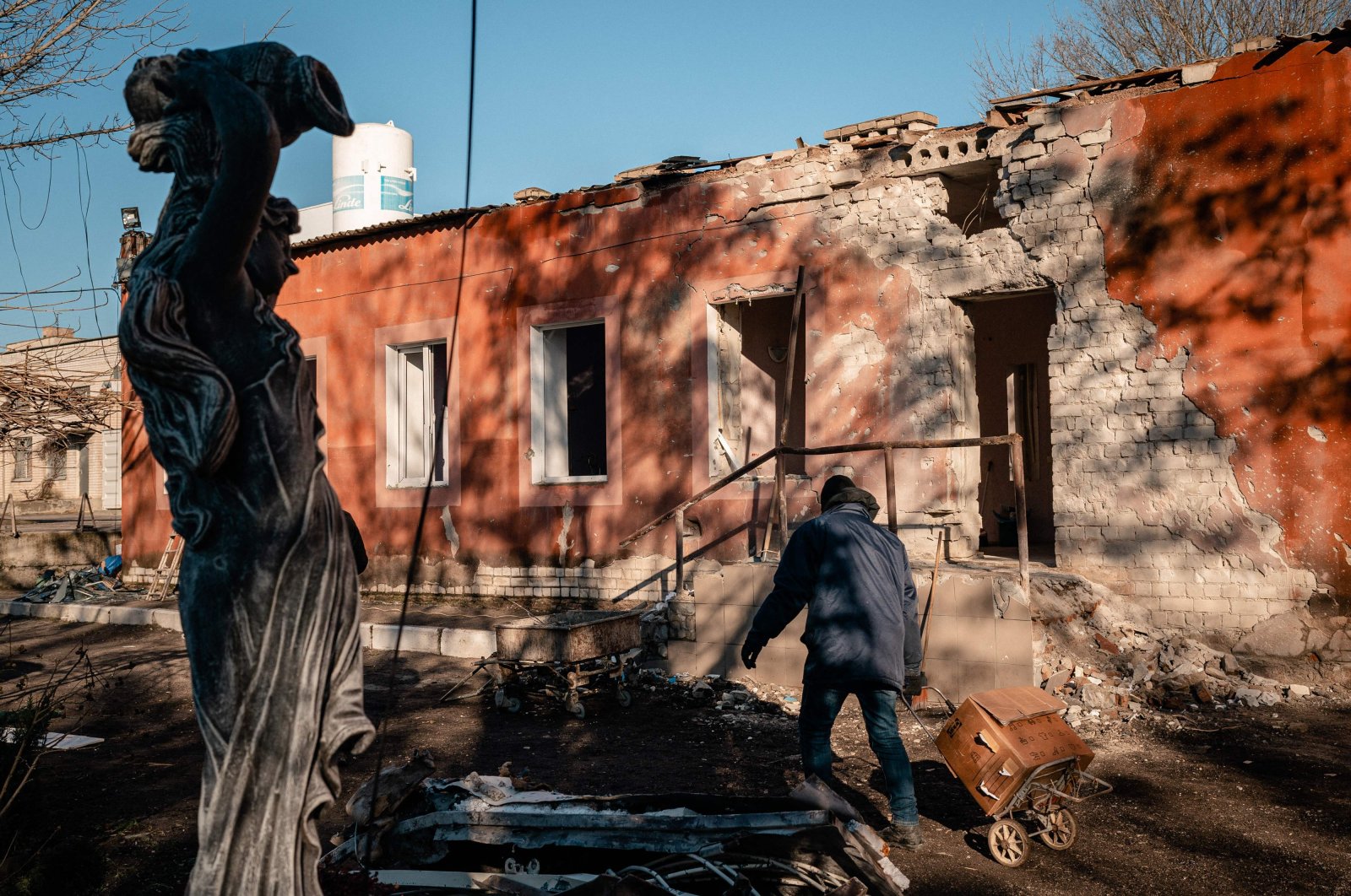 Rusia meningkatkan serangan terhadap Kherson yang telah dibebaskan, Ukraina timur