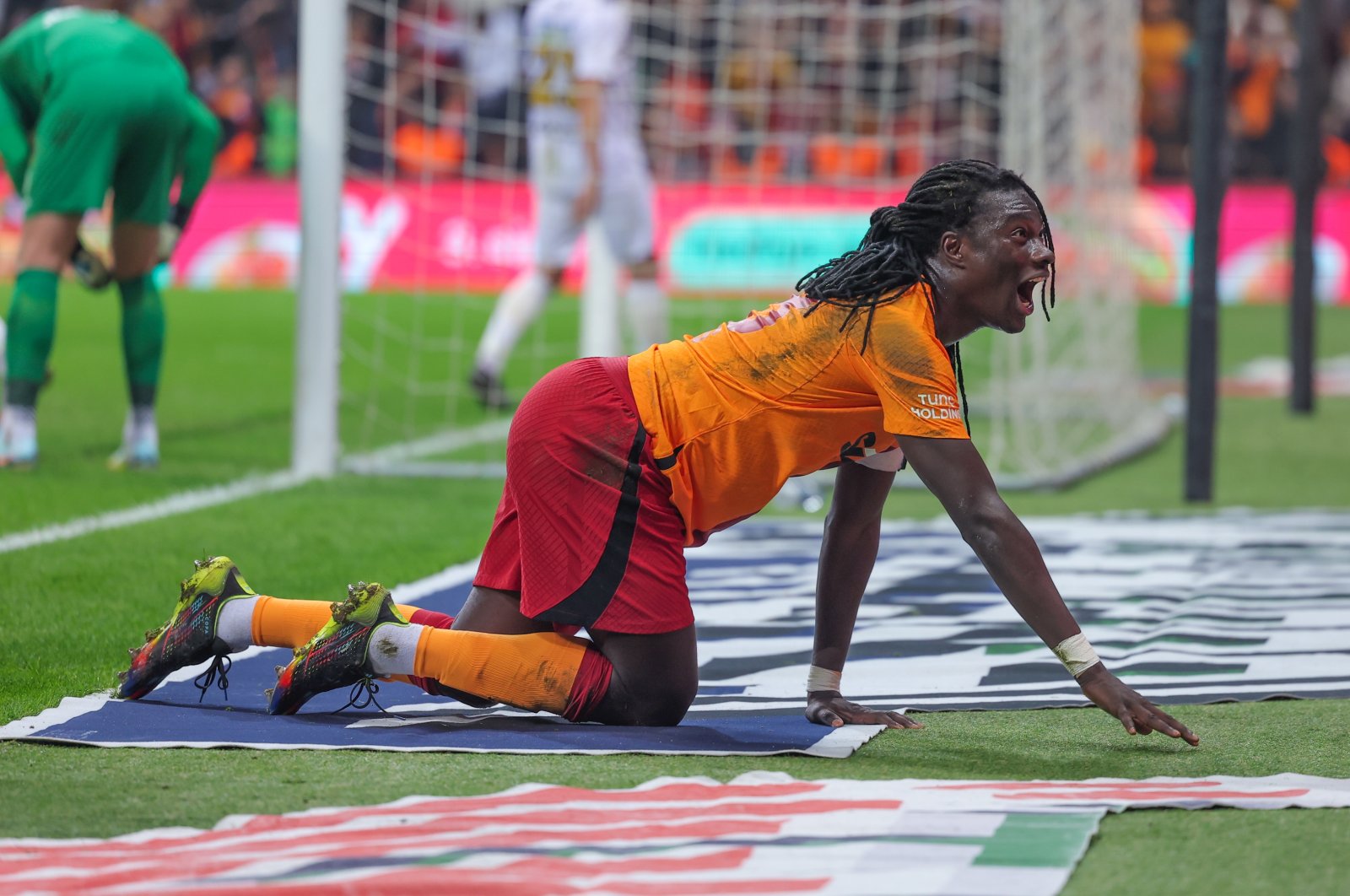 Bafetimbi Gomis of Galatasaray celebrates after scoring the team&#039;s second goal during the Süper Lig match between Galatasaray and Istanbulspor AS at the NEF Stadyumu, Istanbul, Türkiye, Dec. 25, 2022. (Getty Images Photo)