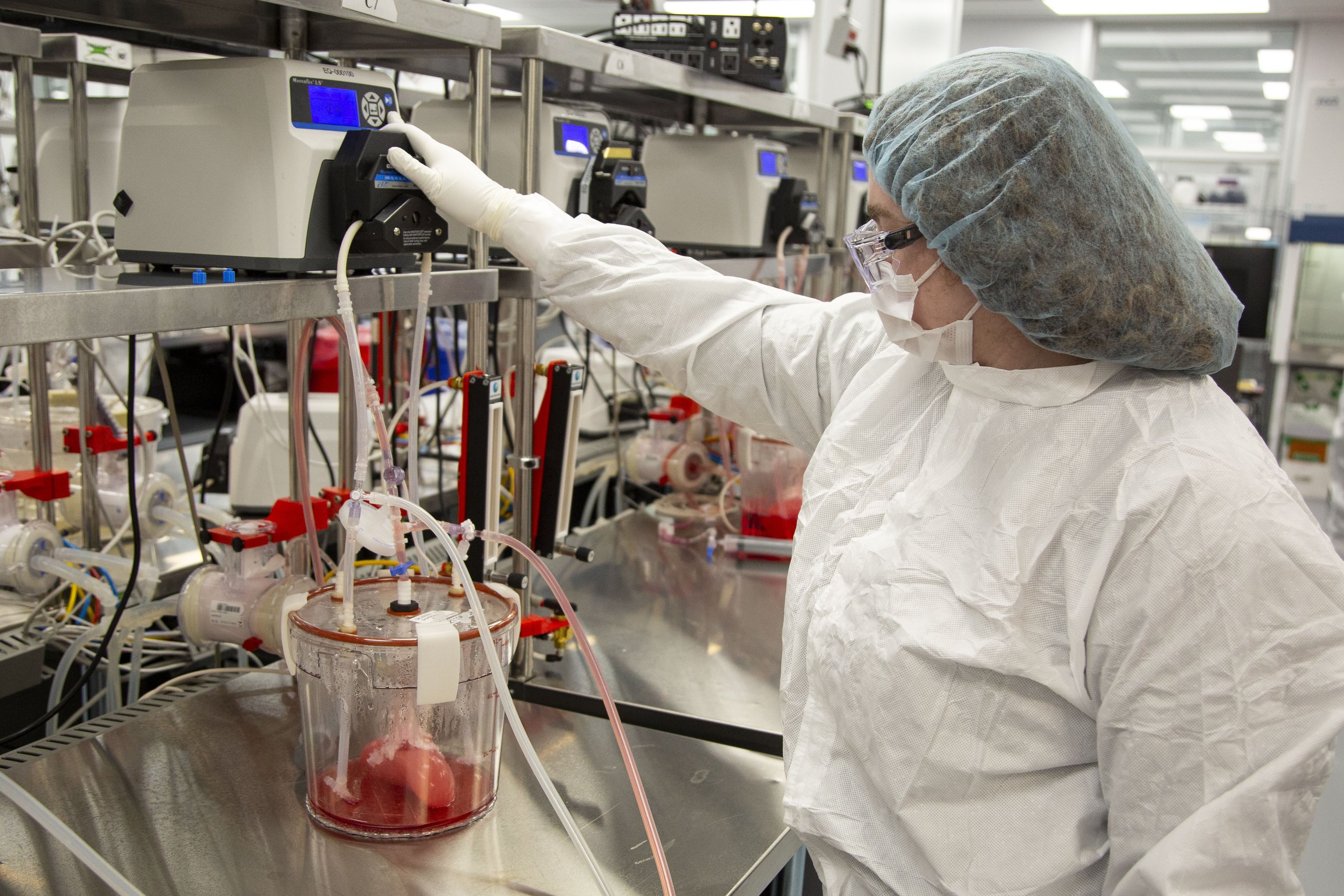 Seorang teknisi mengganti media dalam bioreaktor yang mengandung ginjal babi di laboratorium Micromatrix, di Eden Prairie, Minnesota, AS, 8 Desember 2022. (Foto AP)
