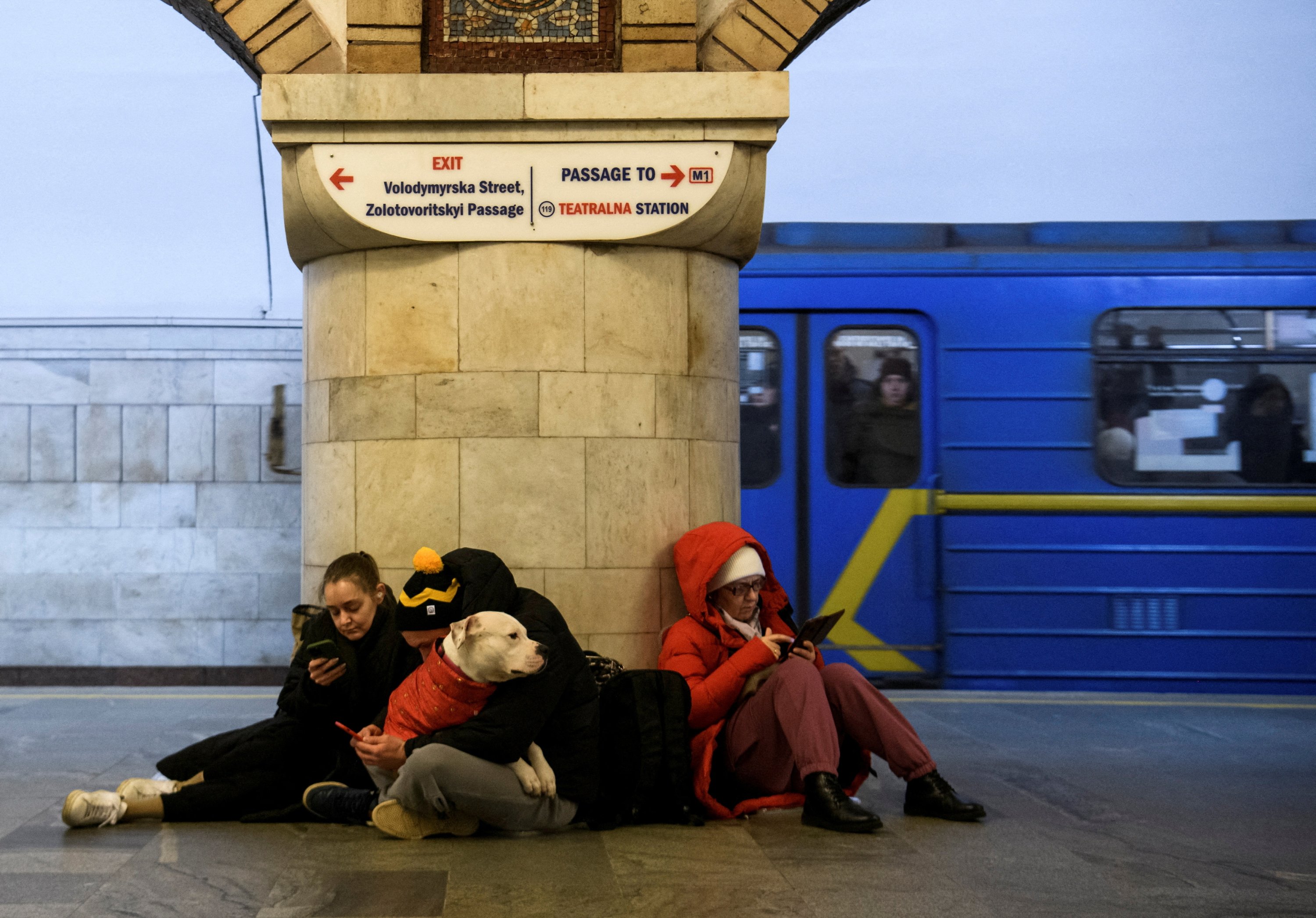 Orang-orang berlindung di dalam stasiun metro selama serangan besar-besaran rudal Rusia di Kyiv, Ukraina, 29 Desember 2022. (Foto Reuters)