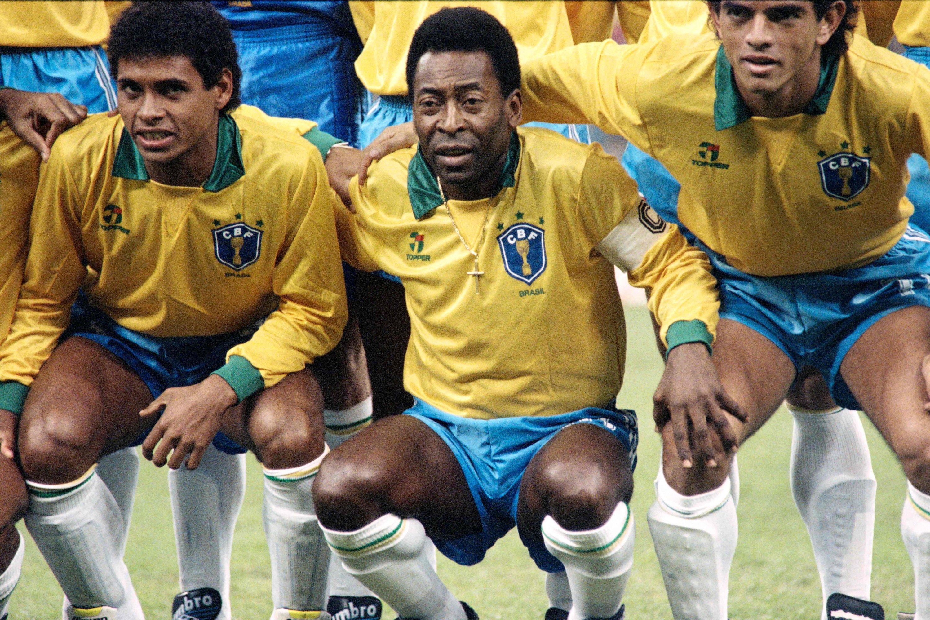 Dalam file foto yang diambil pada 31 Oktober 1990 ini, mantan bintang sepak bola Brasil, Edson Arantes do Nascimento, yang dikenal sebagai Pele (kiri), difoto sebelum pertandingan sepak bola persahabatan melawan bintang sepak bola dunia dari Brasil untuk merayakan ulang tahun kelima puluh Pele di Milan .