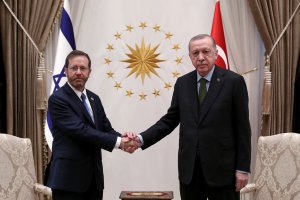 President Recep Tayyip Erdogan shakes hands with Israel&#039;s President Isaac Herzog (L) during an official ceremony at the Presidential Complex in the capital Ankara, Türkiye, March 9, 2022. (AFP Photo)