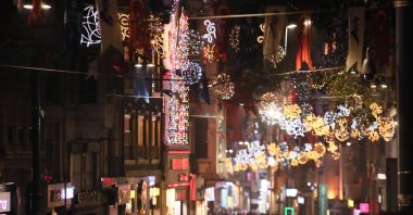 A view of New Year&#039;s Eve decorations adorning Istiklal Street, in Istanbul, Türkiye, Dec. 25, 2022. (AA Photo) 