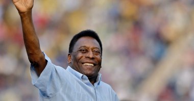Legendary Brazilian soccer player Pele waves to the spectators before the start of the under-17 boys' final football match of the Subroto Cup tournament at Ambedkar stadium in New Delhi, India, Oct. 16, 2015. (Reuters Photo)