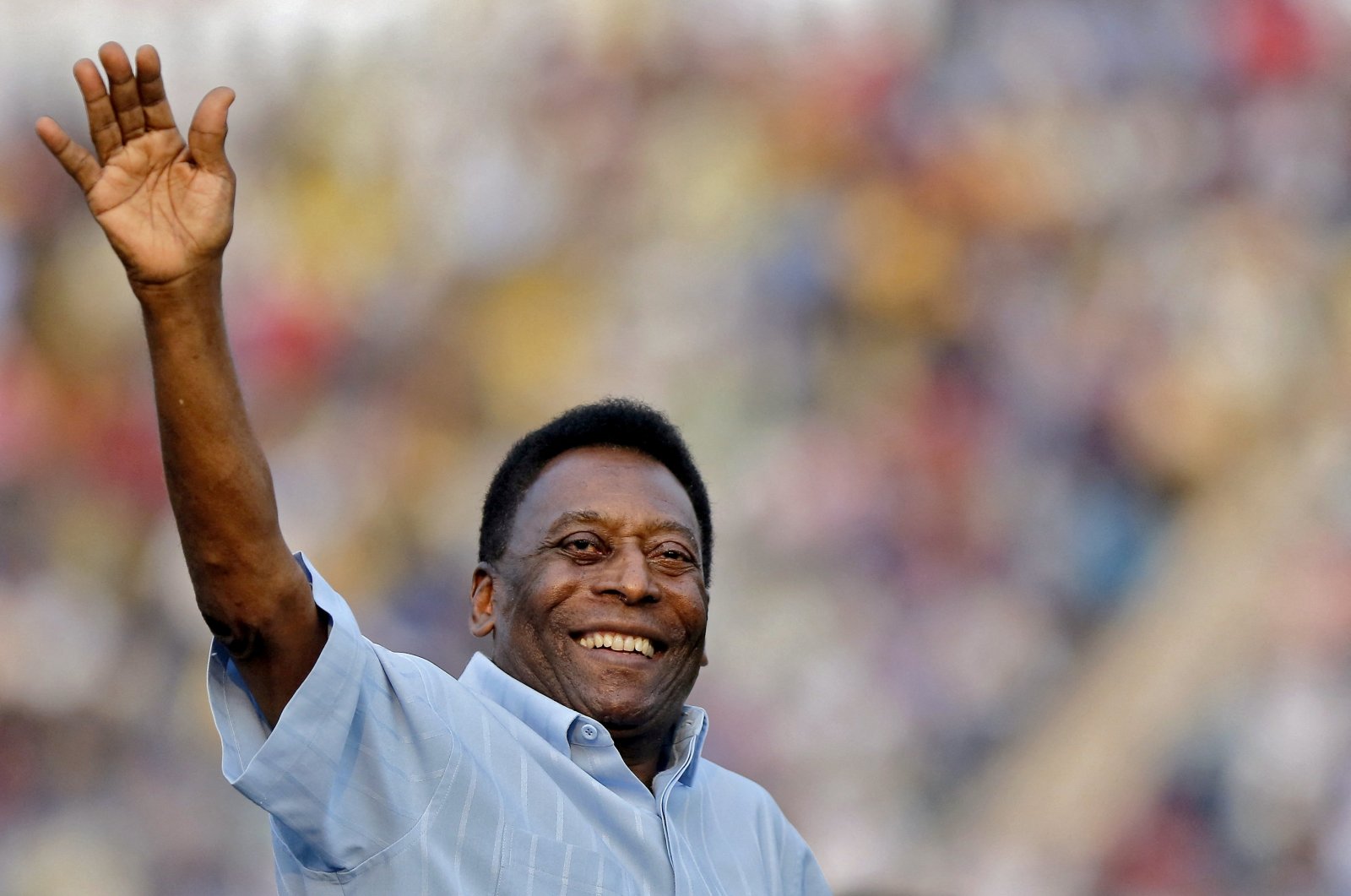 Legendary Brazilian soccer player Pele waves to the spectators before the start of the under-17 boys&#039; final football match of the Subroto Cup tournament at Ambedkar stadium in New Delhi, India, Oct. 16, 2015. (Reuters Photo)