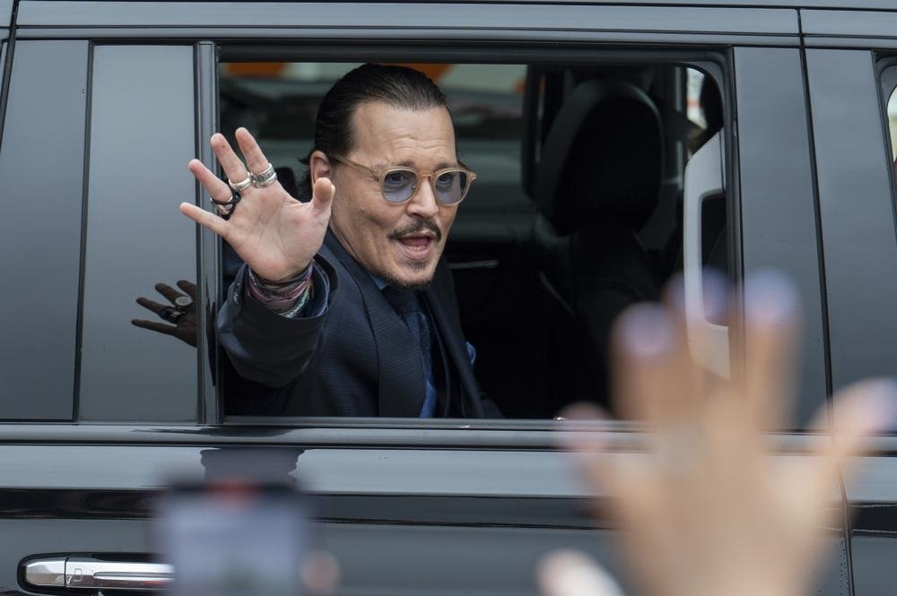 Actor Johnny Depp waves to supporters as he departs the Fairfax County Courthouse during his high-profile libel lawsuit against ex-wife Amber Heard, Virginia, U.S., May 27, 2022. (AP Photo)