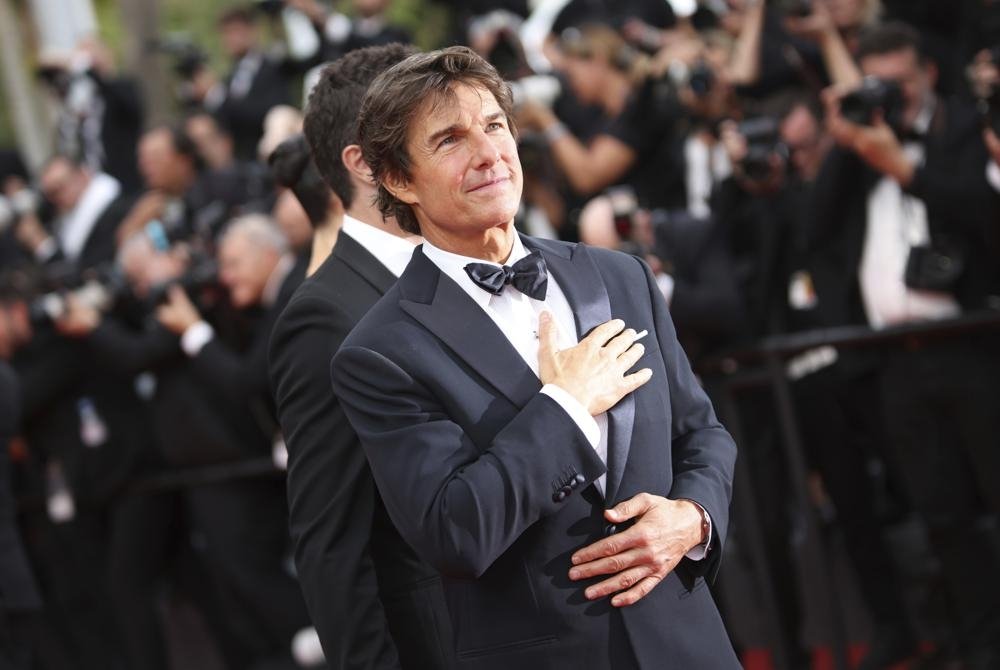 Tom Cruise memberi isyarat pada pemutaran perdana filmnya 