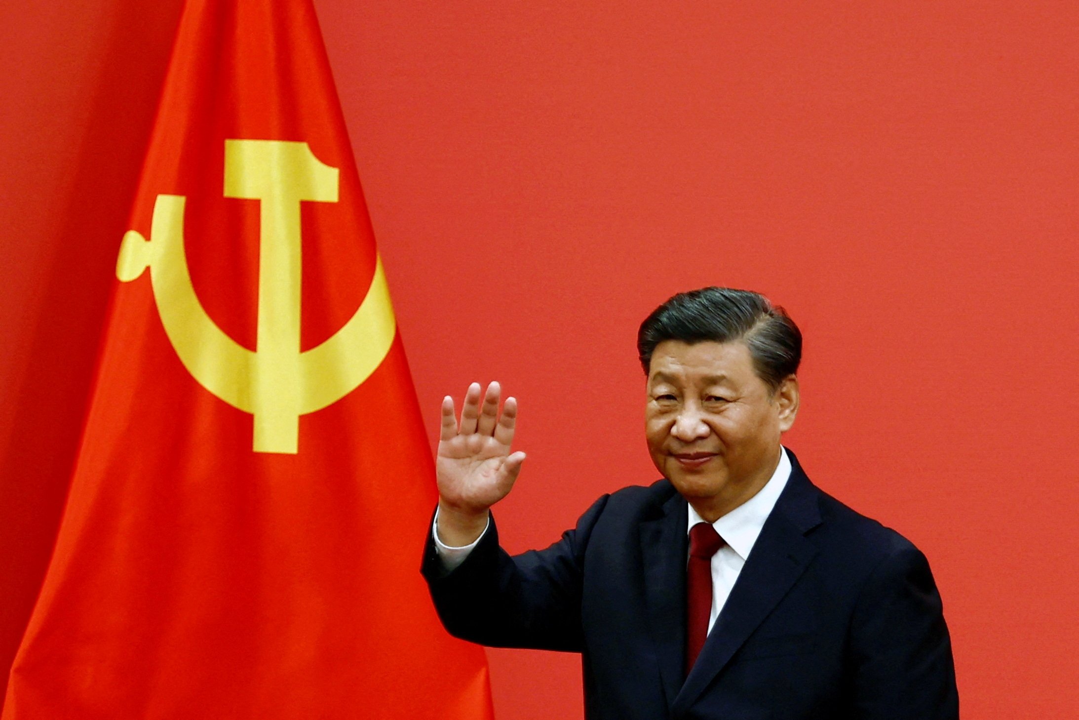 Presiden Tiongkok Xi Jinping melambai setelah pidatonya di Kongres Nasional ke-20 Partai Komunis Tiongkok, Beijing, Tiongkok, 23 Oktober 2022. (Foto Reuters)