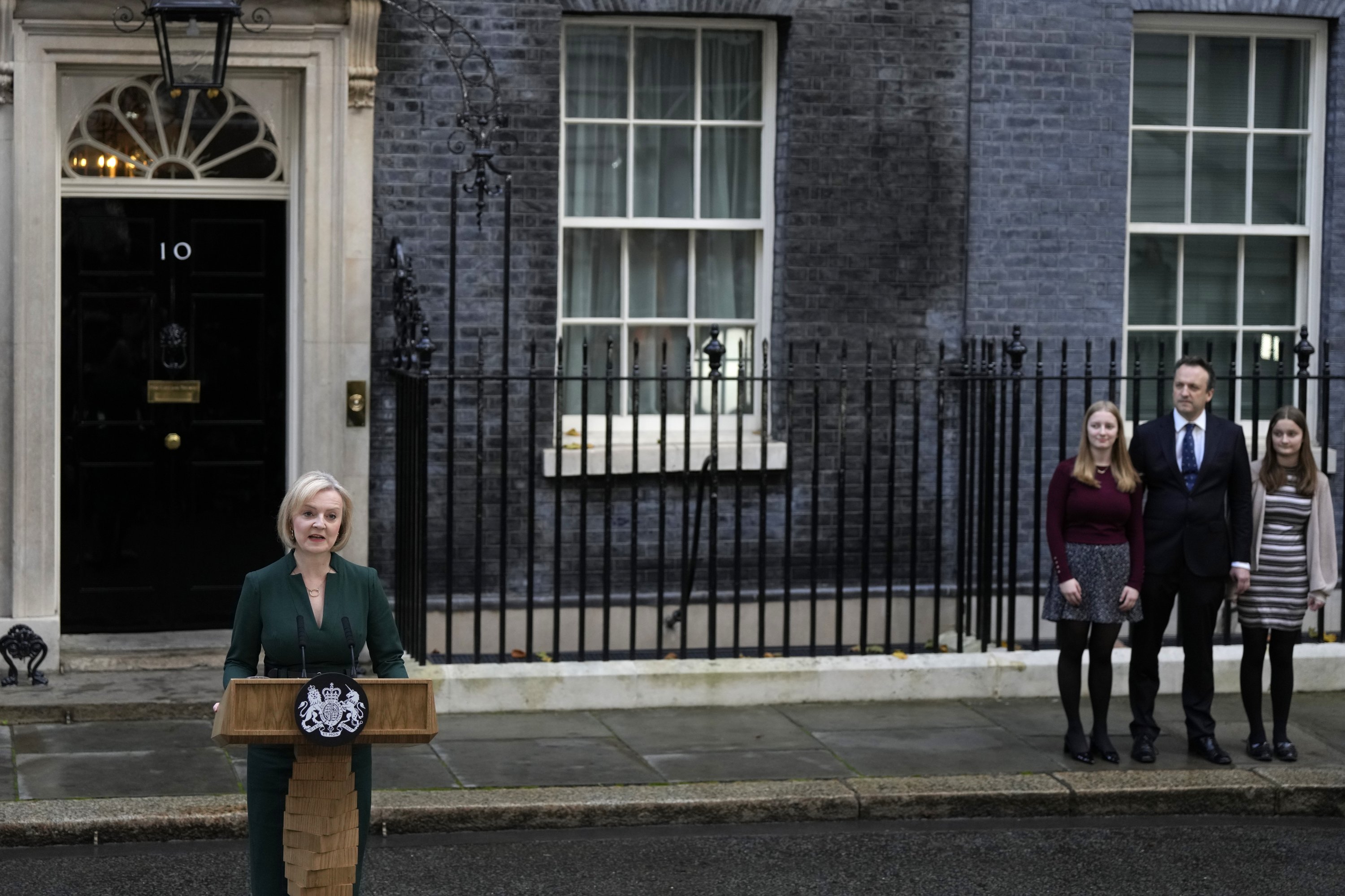 Mantan Perdana Menteri Inggris Liz Truss menyampaikan pidato di luar Downing Street di London, Inggris, 25 Oktober 2022. (Foto AP)