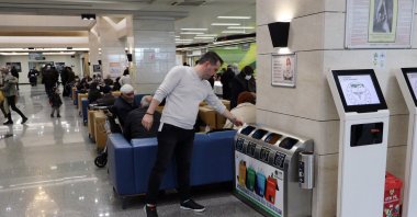 A man throws garbage into a &quot;zero waste&quot; trash can used for the separate disposal of waste, Eskişehir, Türkiye, Dec. 27, 2022. (DHA Photo)