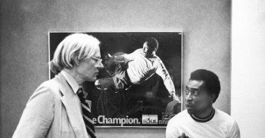 Surrealist artist Andy Warhol speaks with Brazil&#039;s soccer player Pele about a portrait after Warhol was commissioned to make a series of portraits of athletic stars in New York, U.S., July 26, 1997. (AP Photo)