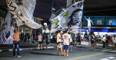 Fans gathered in front of Vila Belmiro stadium to bid farewell to the legendary football player Pele. Santos, Brazil, Dec. 29 2022. (AA Photo)