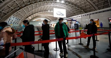 Travelers queue to board a plane at Chengdu Shuangliu International Airport amid a wave of COVID-19 infections, in Chengdu, Sichuan province, China Dec. 30, 2022. (Reuters Photo)