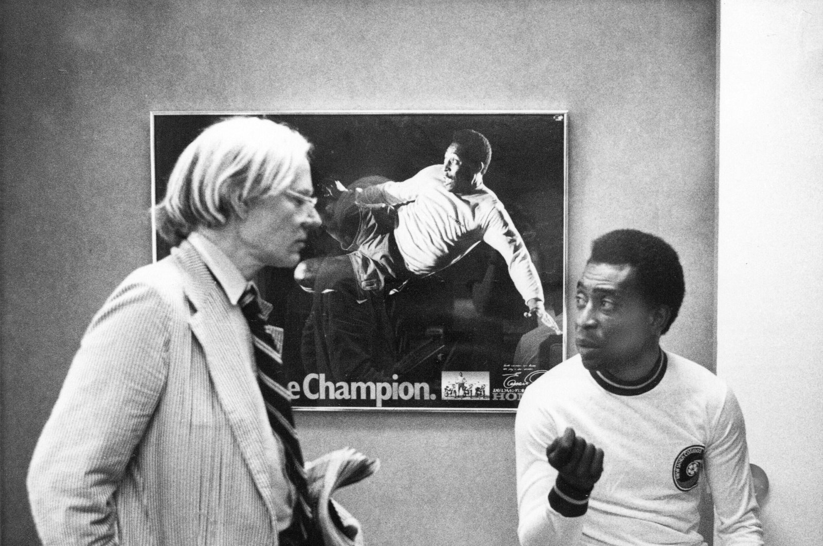 Surrealist artist Andy Warhol speaks with Brazil&#039;s soccer player Pele about a portrait after Warhol was commissioned to make a series of portraits of athletic stars in New York, U.S., July 26, 1997. (AP Photo)
