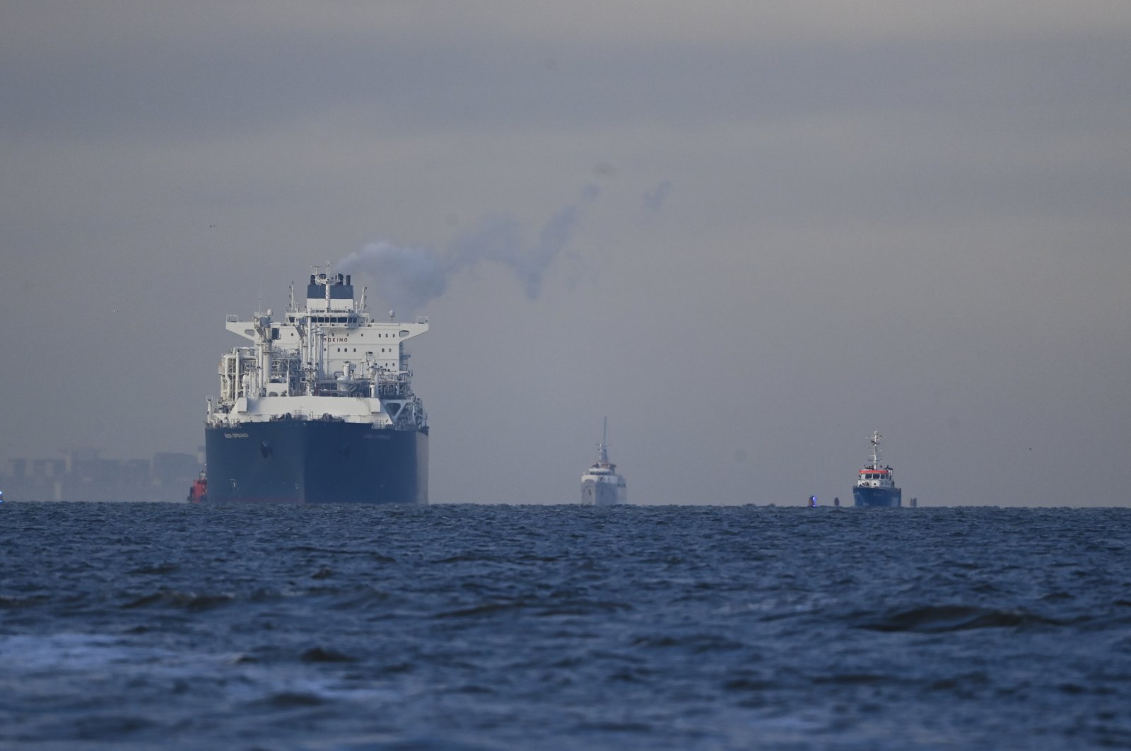 Floating Storage Regasification Unit (FSRU) ship &quot;Hoegh Esperanza&quot; is guided by tug boats during its arrival at the port of Wilhelmshaven, Germany,  Dec, 15, 2022. (AP Photo)