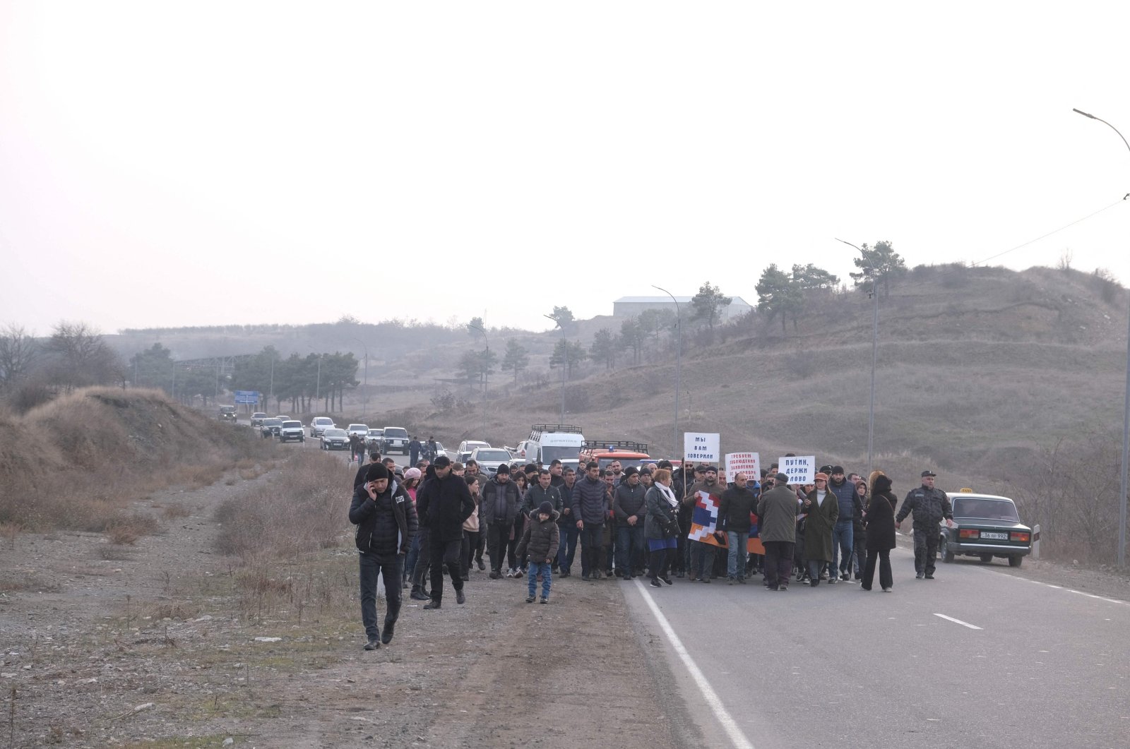 Armenian protestors march to a Russian peacekeepers&#039; checkpoint outside Stepanakert (Khankendi), Karabakh, Azerbaijan, Dec. 27, 2022. (AFP Photo)