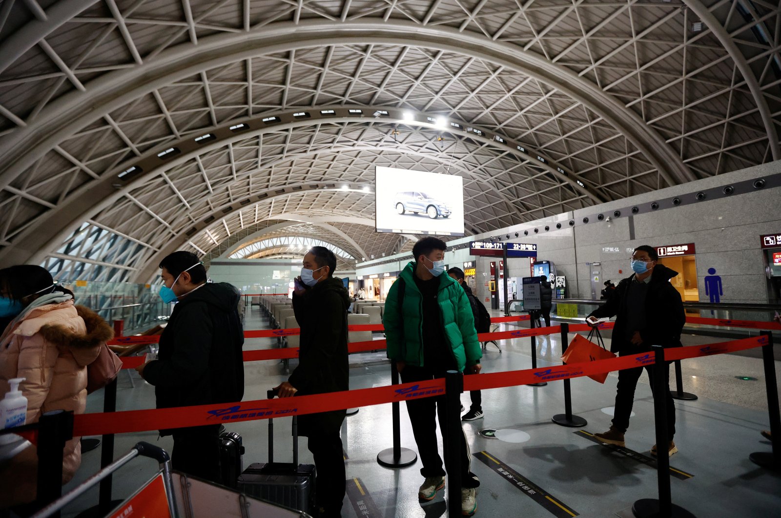 Travelers queue to board a plane at Chengdu Shuangliu International Airport amid a wave of COVID-19 infections, in Chengdu, Sichuan province, China Dec. 30, 2022. (Reuters Photo)