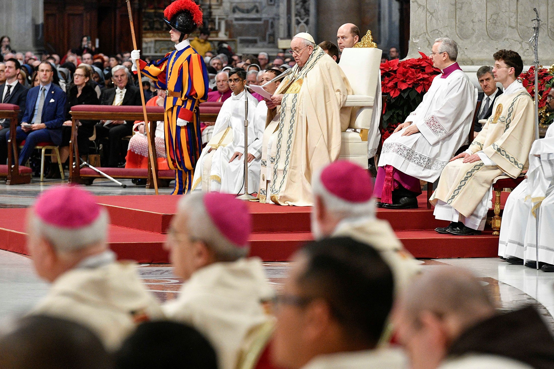 Papa Francis, 1 Ocak 2023'te Vatikan'daki Aziz Petrus Bazilikası'nda Dünya Barış Günü münasebetiyle Ayin'e liderlik ediyor. (Reuters Fotoğrafı)