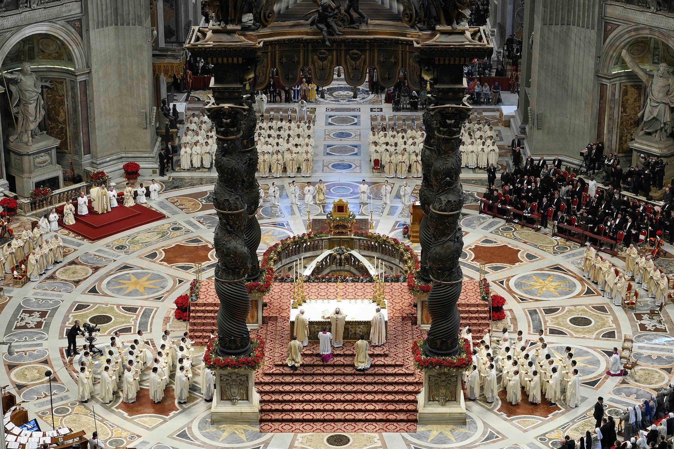 Papa Francis, 1 Ocak 2023'te Vatikan'daki Aziz Petrus Bazilikası'nda Dünya Barış Günü münasebetiyle Ayin'e liderlik ediyor. (Reuters Fotoğrafı)