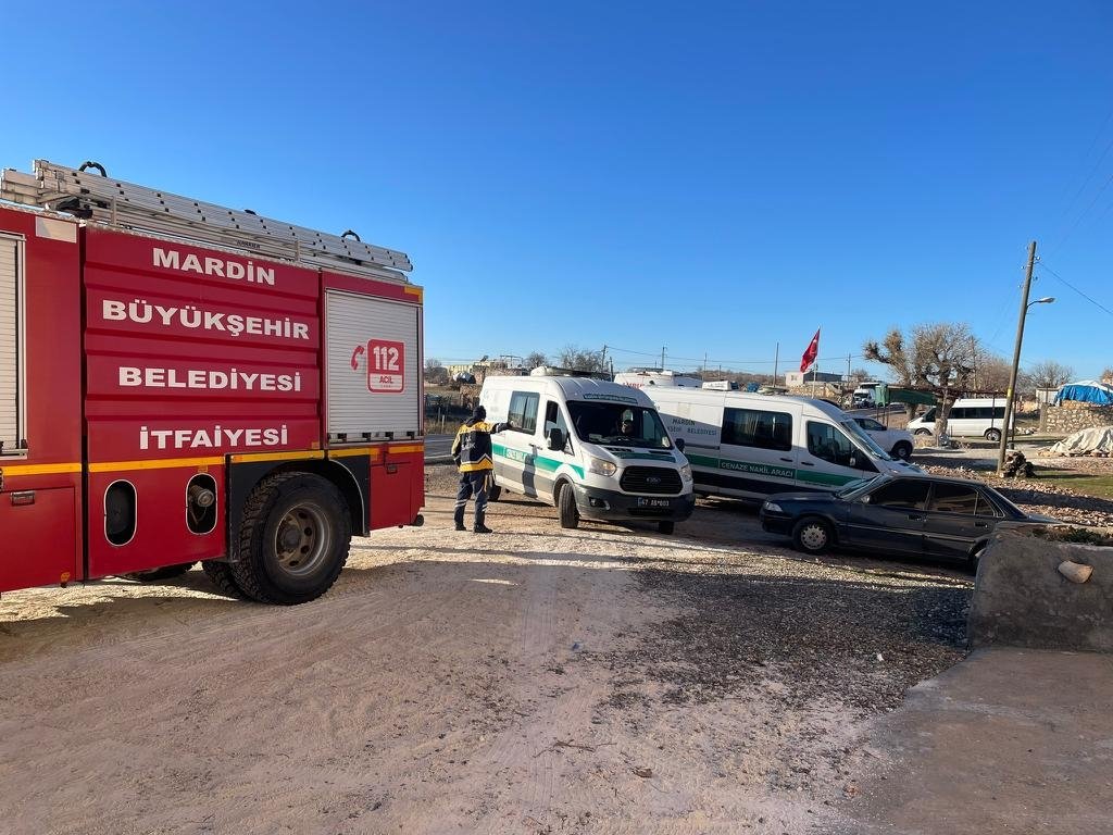The gendarmerie and medical teams are seen on the Midyat-Ömerli highway, Mardin, Jan. 2, 2023.  (AA Photo)