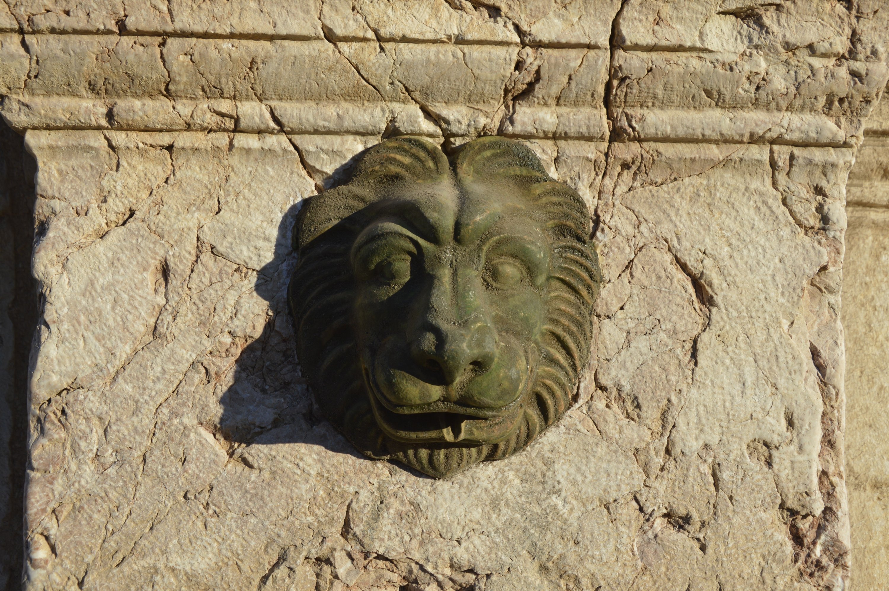 Singa terukir di air mancur kuno yang terletak di kota kuno Kibyra, yang dikenal sebagai 