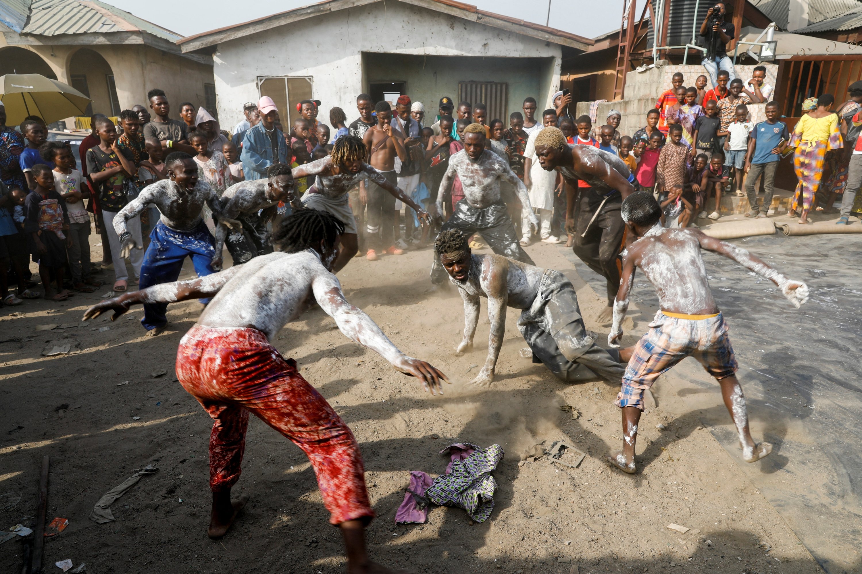Para penari menampilkan koreografi dalam pesta kumuh tahunan di Oworonshoki, Lagos, Nigeria, 23 Desember 2022. (Foto Reuters)