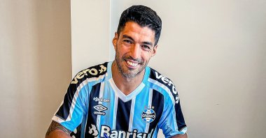 Uruguayan international striker Luis Suarez posing as he signs a two-year contract with Brazilian football club Gremio, at his Complejo Suarez sports complex, Ciudad de la Costa, Canelones, Uruguay, Dec. 31, 2022. (AFP Photo)