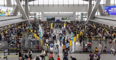 Passengers line up in front of airline counters at Ninoy Aquino International Airport, in Pasay City, Metro Manila, Philippines, Jan. 2, 2023. (Reuters Photo)