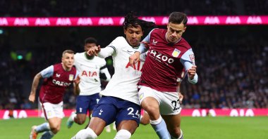 Tottenham Hotspur's Djed Spence in action with Aston Villa's Philippe Coutinho during the Tottenham Hotspur, Aston Villa match at Tottenham Hotspur Stadium, London, Britain, Jan. 1, 2023. (Reuters Photo)
