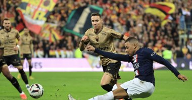 Paris Saint-Germain&#039;s Kylian Mbappe (R) in action during the French Ligue 1 football match between RC Lens and Paris Saint Germain in Lens, France, Jan. 1, 2023. (EPA Photo)