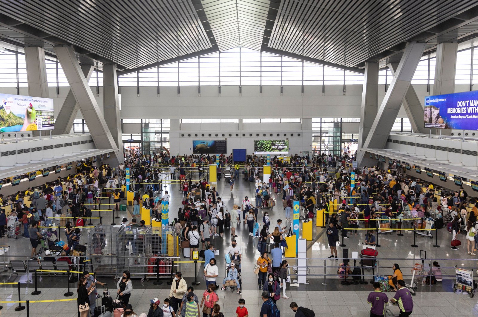 Passengers line up in front of airline counters at Ninoy Aquino International Airport, in Pasay City, Metro Manila, Philippines, Jan. 2, 2023. (Reuters Photo)
