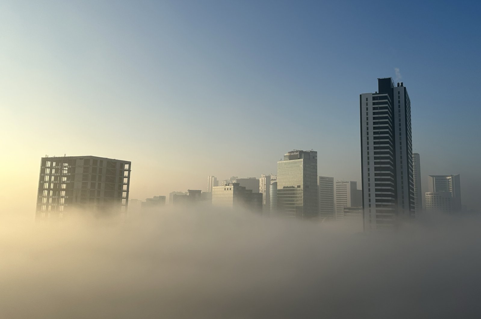 Kabut tebal menyelimuti Istanbul, menghalangi kehidupan sehari-hari
