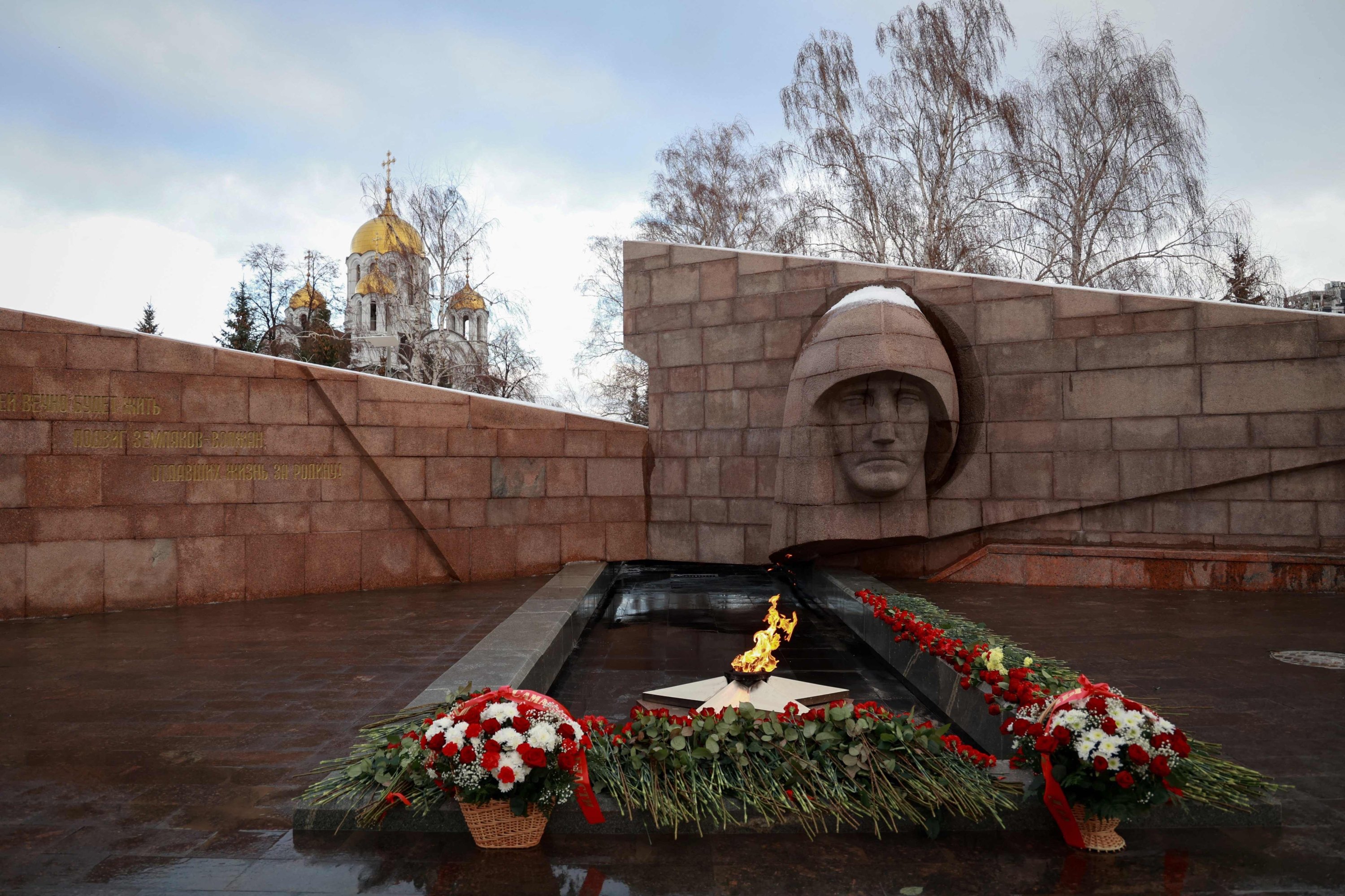 Bunga diletakkan di peringatan Api abadi untuk mengenang lebih dari 60 tentara Rusia yang tewas dalam serangan Ukraina, Samara, Rusia, 3 Januari 2023. (Foto AFP)
