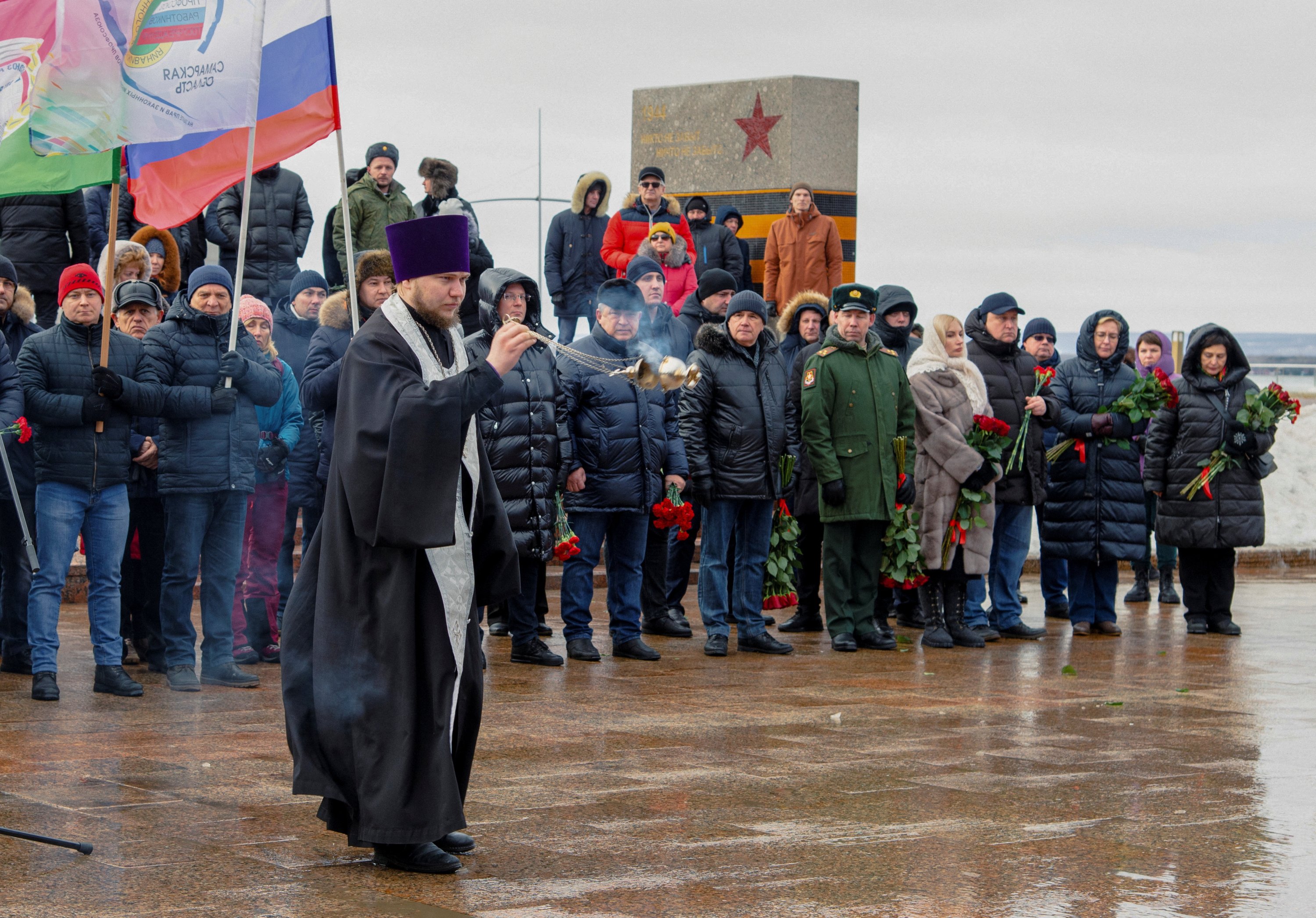 Seorang pendeta melakukan kebaktian selama upacara di peringatan Api abadi untuk mengenang lebih dari 60 tentara Rusia yang tewas dalam serangan Ukraina, Samara, Rusia, 3 Januari 2023. (Foto AFP)