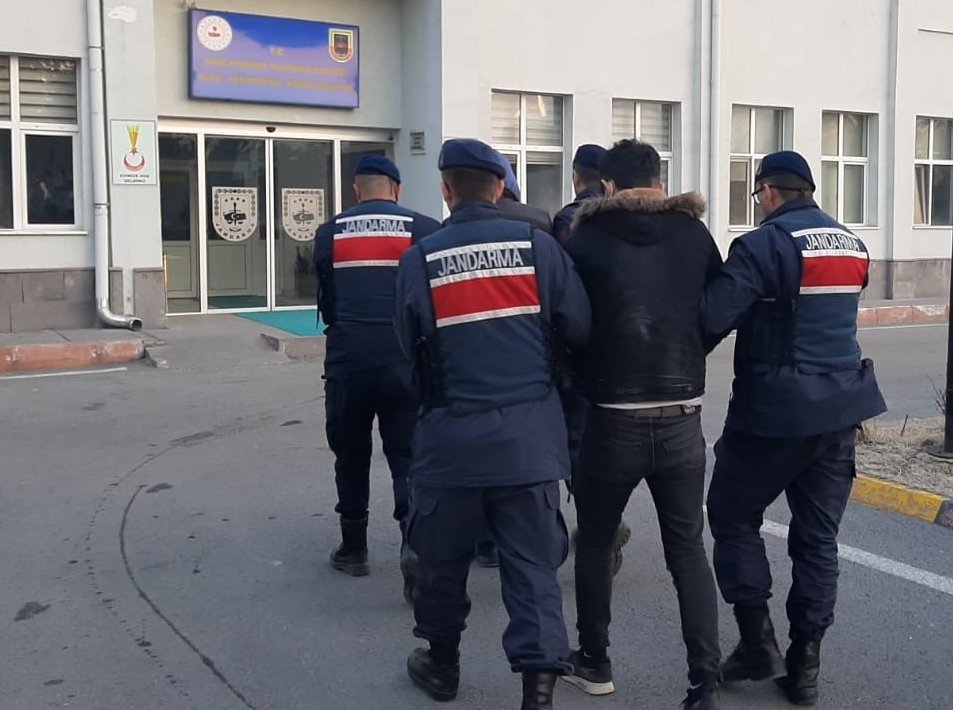 Turkish gendarmerie forces walk two Daesh terrorists under arrest to the police headquarters in Türkiye&#039;s Kayseri province, Jan. 3, 2022. (AA Photo)