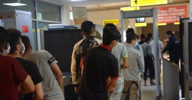 Migrants are seen at the migration directorate in Kocaeli province, Türkiye, Dec. 24, 2022. (IHA Photo)