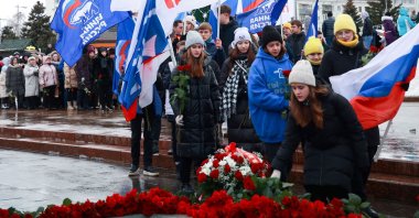Mourners gather to lay flower at the memorial Eternal flame in memory of more than 60 Russian soldiers killed in a Ukrainian strike, Samara, Russia, Jan. 3, 2023. (AFP Photo)