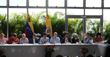 (L to R) Colombia&#039;s National Liberation Army (ELN) guerrilla representatives Silvana Guerrero, Bernardo Tellez, Aureliano Carbonell, Pablo Beltran and Colombian government delegation members, peace commissioner Danilo Rueda, Otty Patino, Ivan Cepeda, Maria J. Pizarro, Jose F. Lafaurie and Dayana Ursola take part in the peace talks closing in Caracas on Dec.12, 2022. (AFP File Photo)